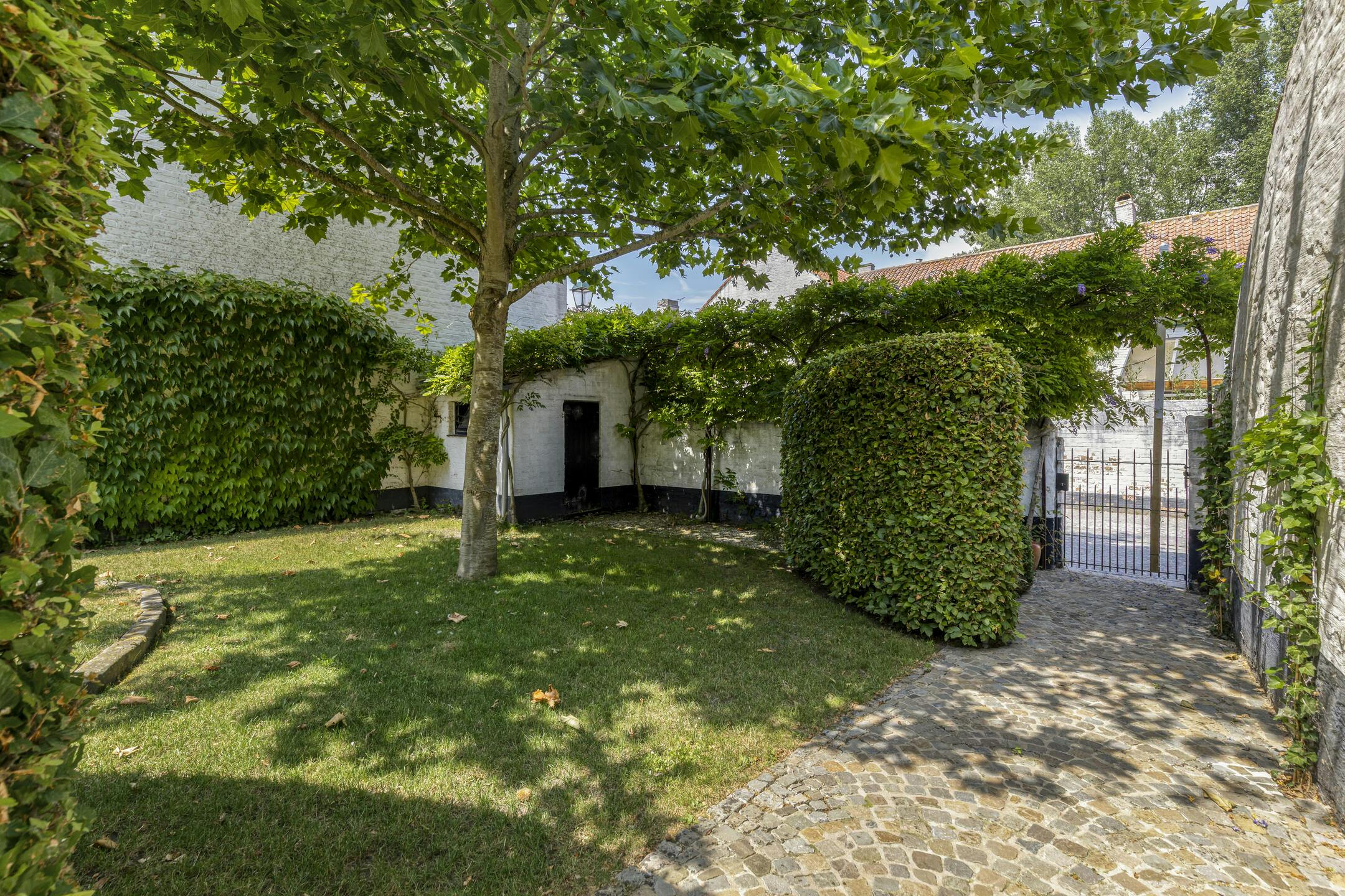 Uitzonderlijk huis in hartje Damme foto 4