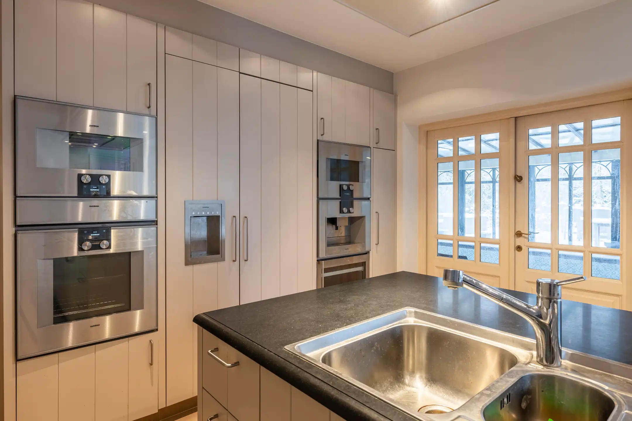 Villa met binnenzwembad en conciërgerie op riant perceel foto 8