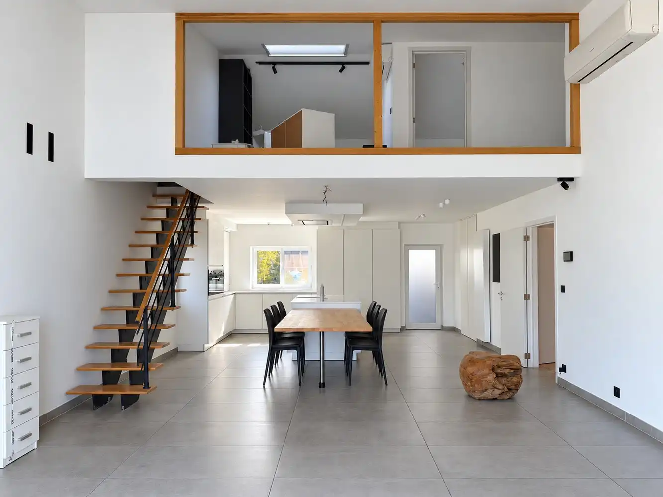 Ruim triplexappartement met vier slaapkamers, ruim terras en twee autostaanplaatsen foto 5