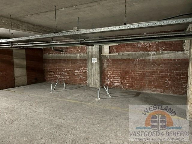 Grote open parkeerplaats foto {{pictureIndex}}