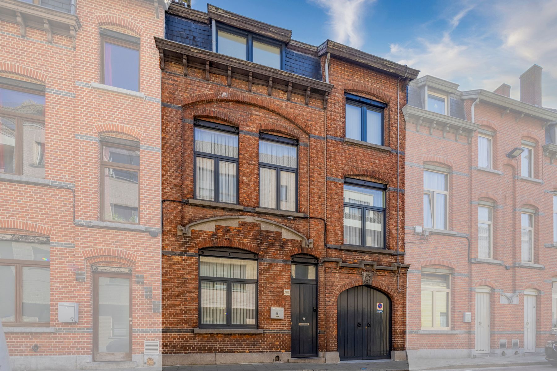 Ruime woning met 5 slpk, garage en zongerichte tuin te koop! foto 2