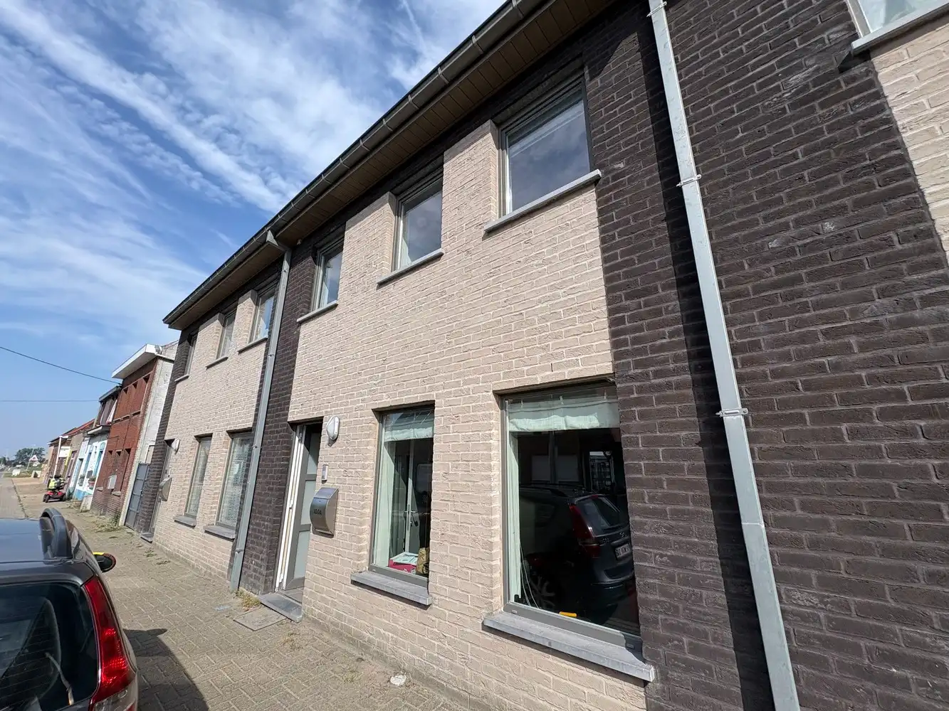 Ruime gezinswoning met 3 à 4 slaapkamers, garage en tuin foto {{pictureIndex}}