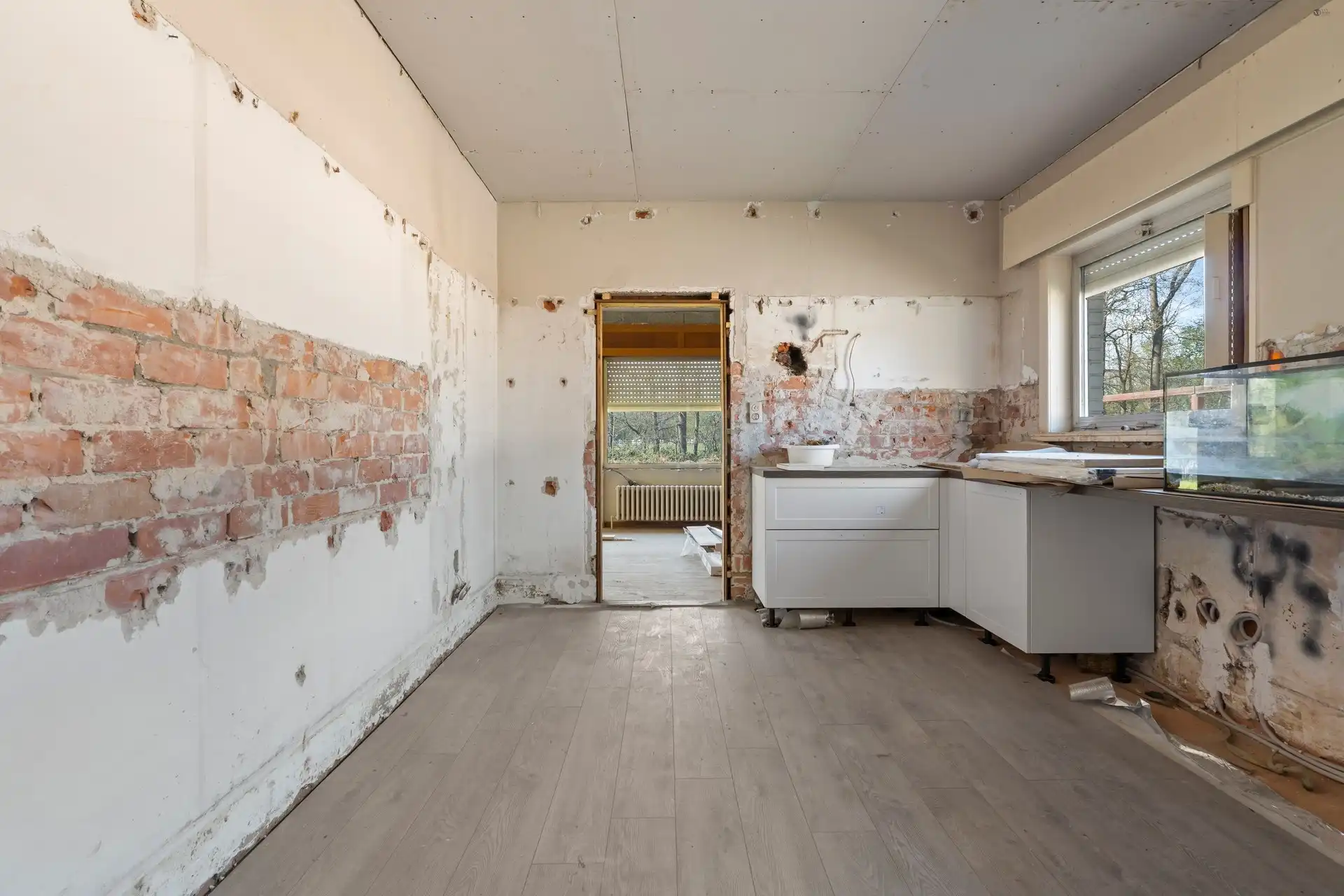 Volledig te renoveren bungalow op een ruim perceel te Moerbeke foto 12