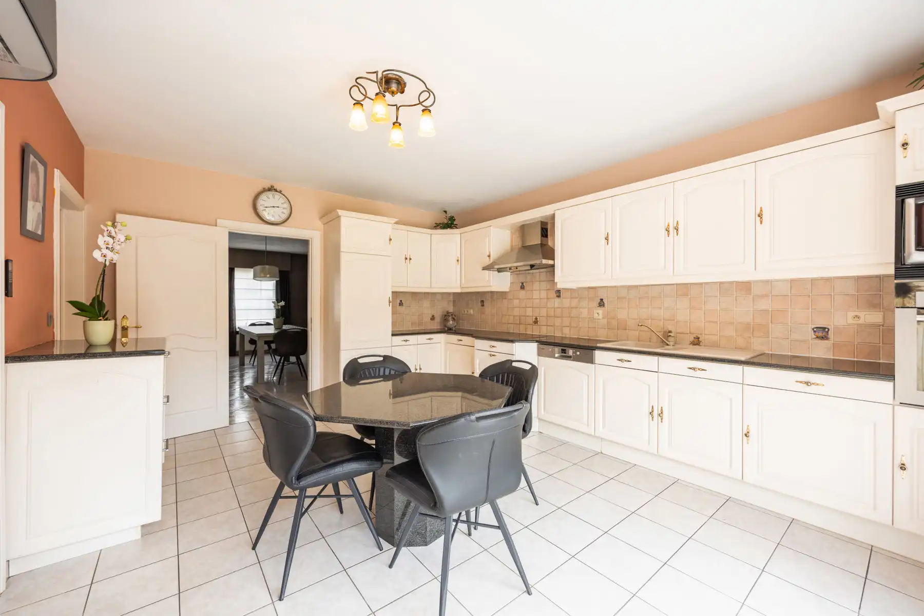 Energiezuinige, uitstekend onderhouden woning met mooie tuin foto 9