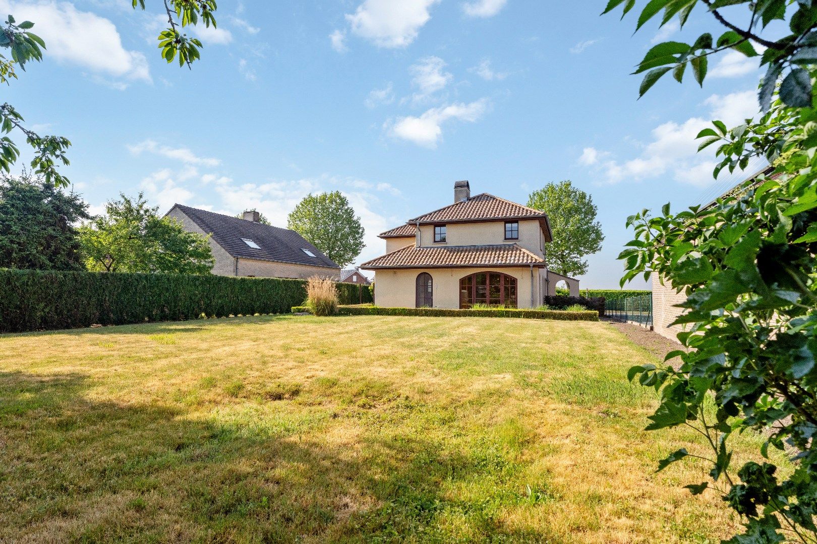 RUSTIG GELEGEN ALLEENSTAANDE VILLA MET 4 SLPKS OP 922 m² foto {{pictureIndex}}