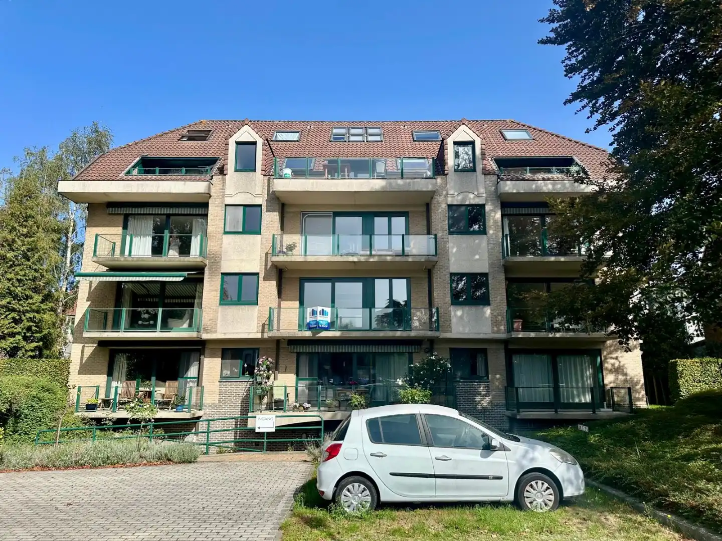 Ruim appartement in het centrum van Sint-Andries foto {{pictureIndex}}