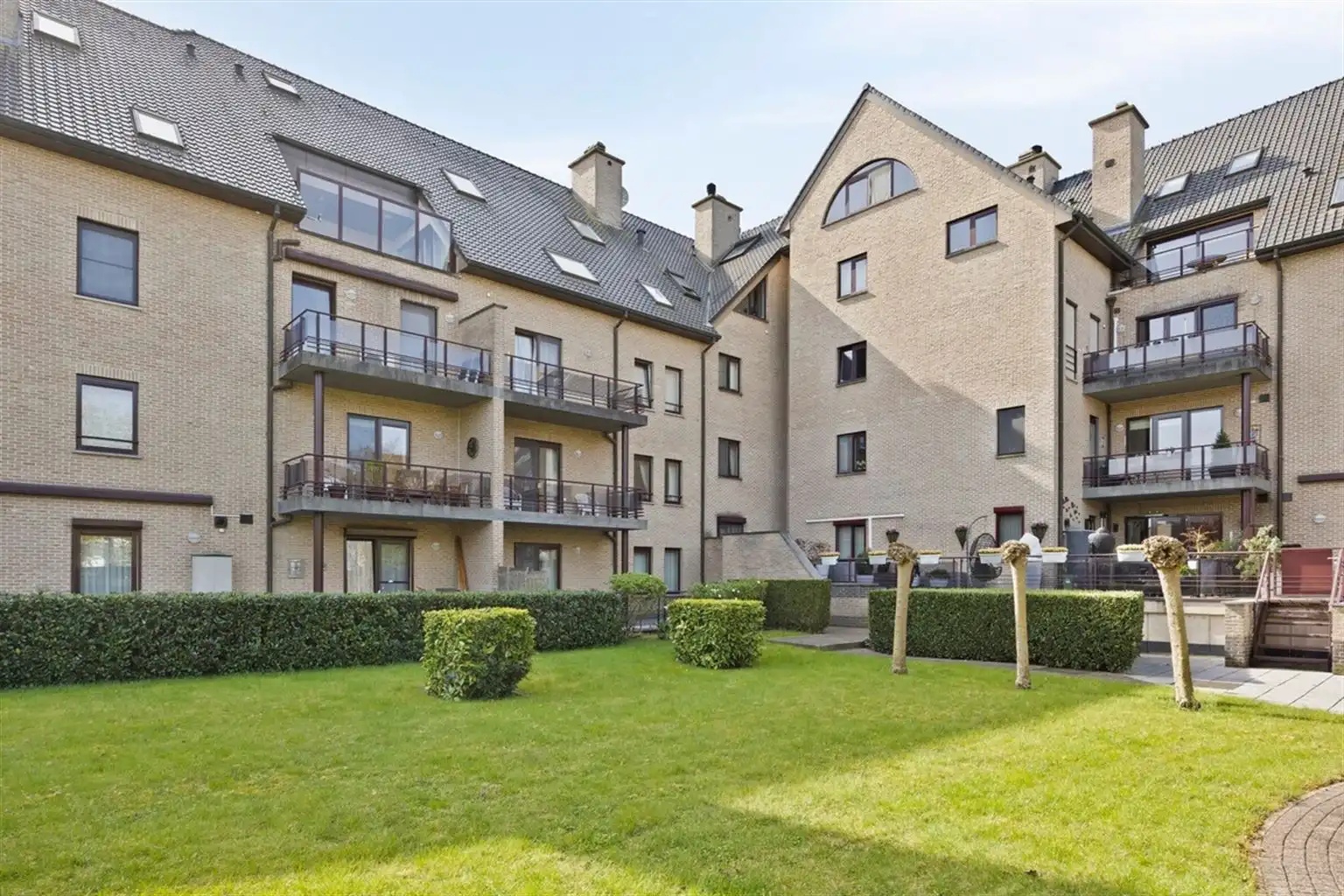 Uitzonderlijk ruim, gelijkvloers 2-slaapkamer appartement met terras en tuintje, zonnepanelen en inpandige garagebox gelegen vlakbij het centrum van Maaseik. foto 29