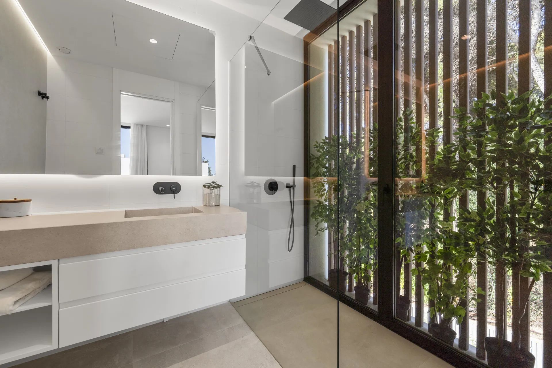 Exclusieve luxe aan de Golden Mile: ruime villa met ongekende elegantie in Marbella foto 34