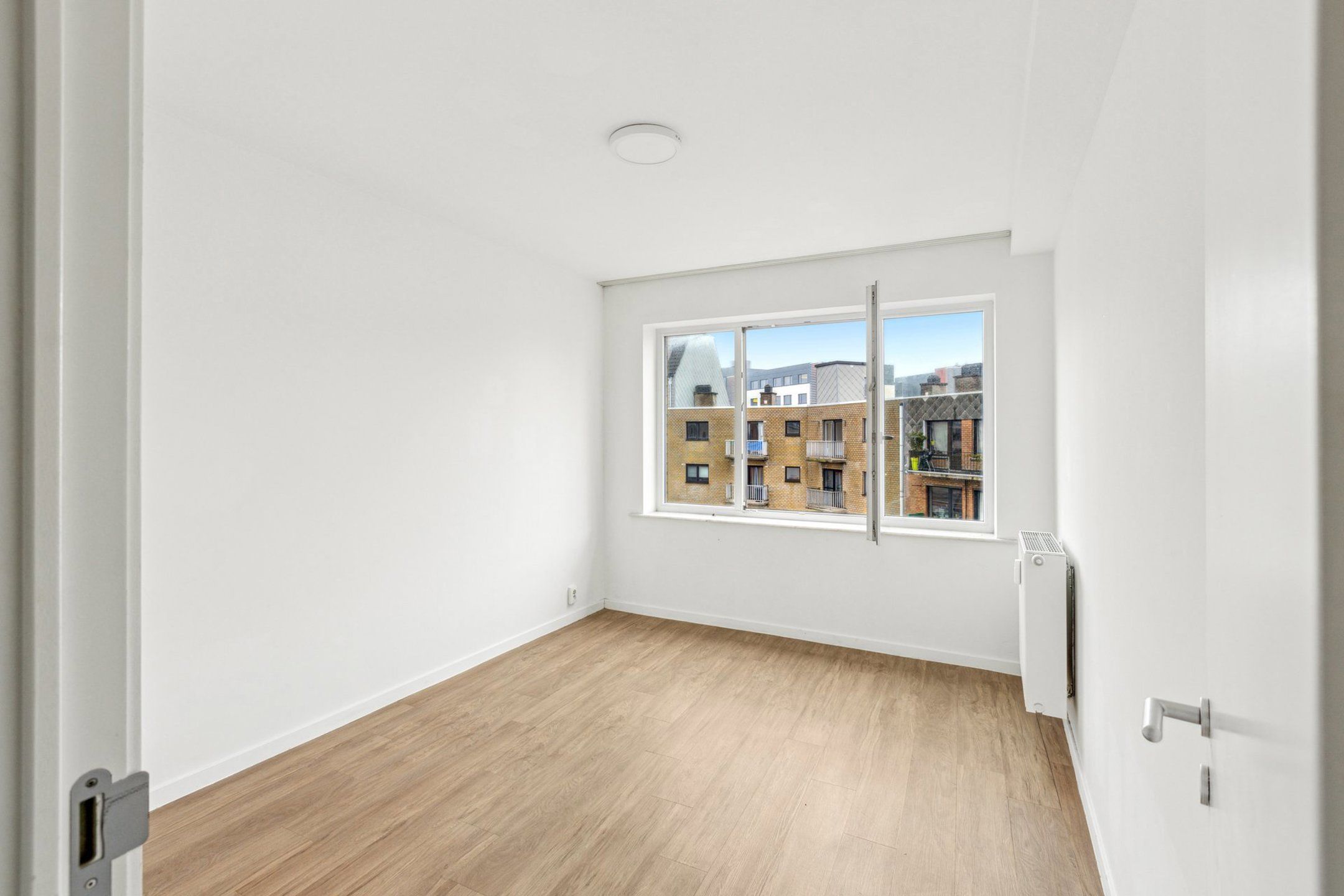 Lichtrijk appartement met terras en parking in Oostende! foto 8