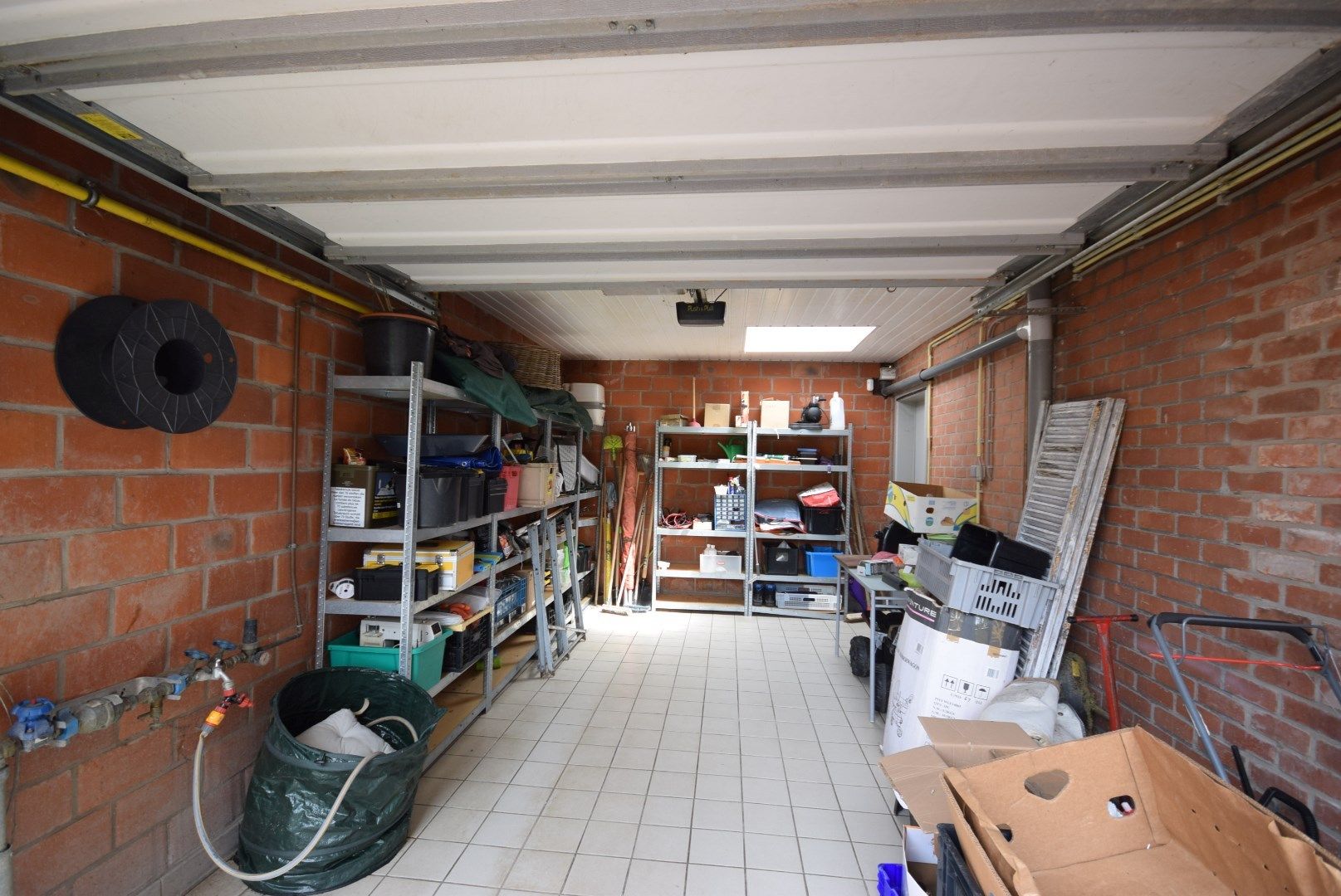 HALFOPEN WONING MET 3 SLAAPKAMERS EN AANGENAME TUIN foto 9