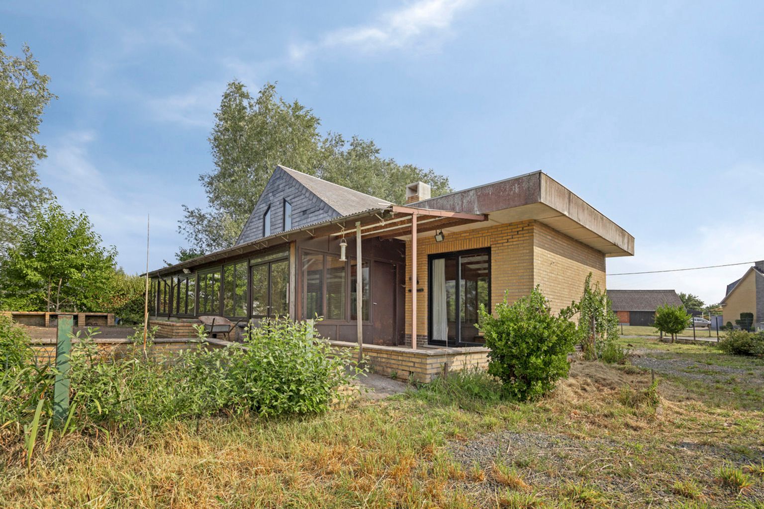 Te renoveren laagbouwvilla met verzicht in rustige straat foto 3