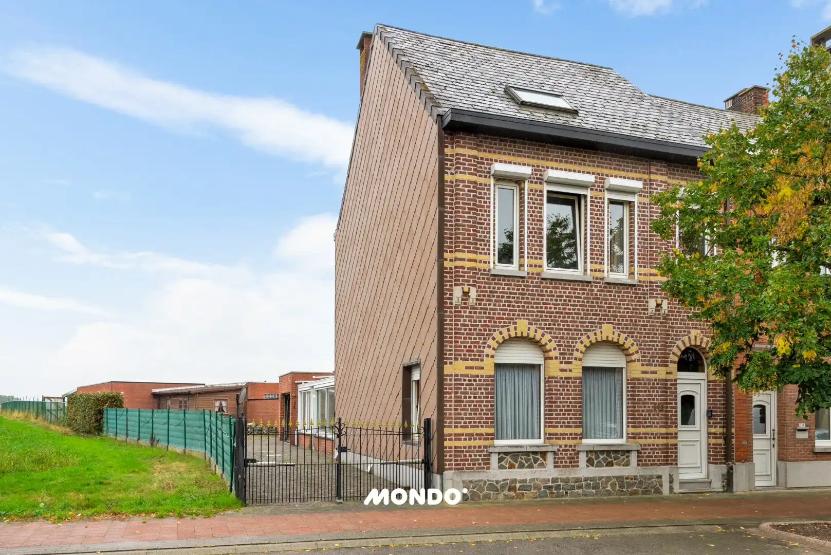 Te renoveren HOB met oprit, garage & potentieel te Opwijk. foto 2