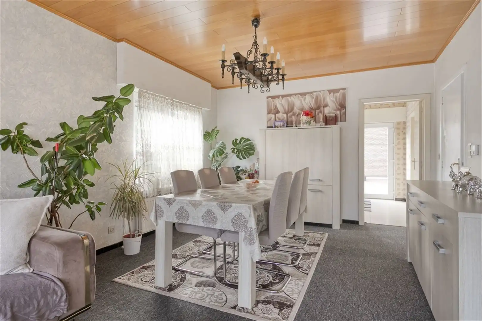 Ruime hoekwoning met 3 slaapkamers, grote zolder en 4 garages. foto 7