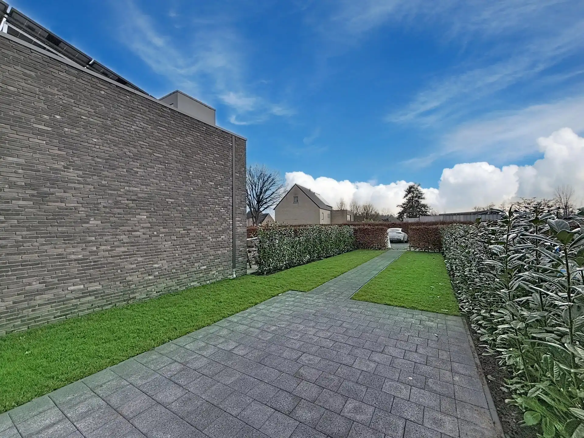 Luxueus en modern afgewerkt gelijkvloers appartement met tuin, 1 slaapkamer en 2 staanplaatsen. foto 18