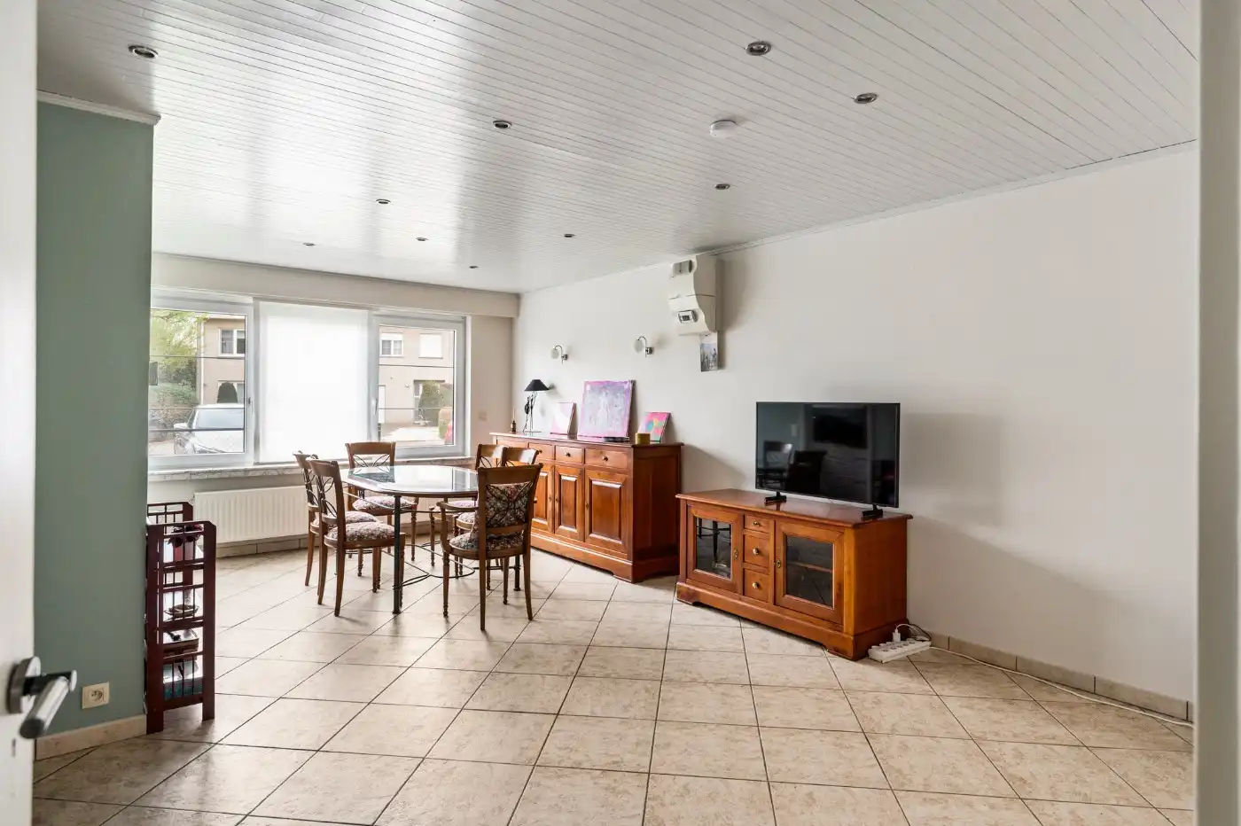 Keurig gelijkvloers appt. met 2 slpk., terras, voortuintje en garagebox foto 2