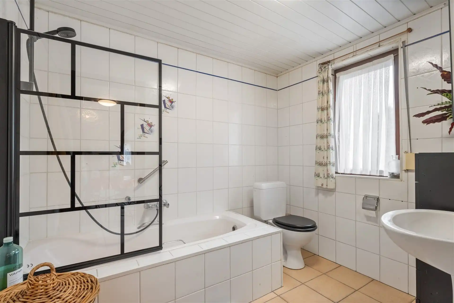 verzorgde woning met brede oprit en garage foto 9