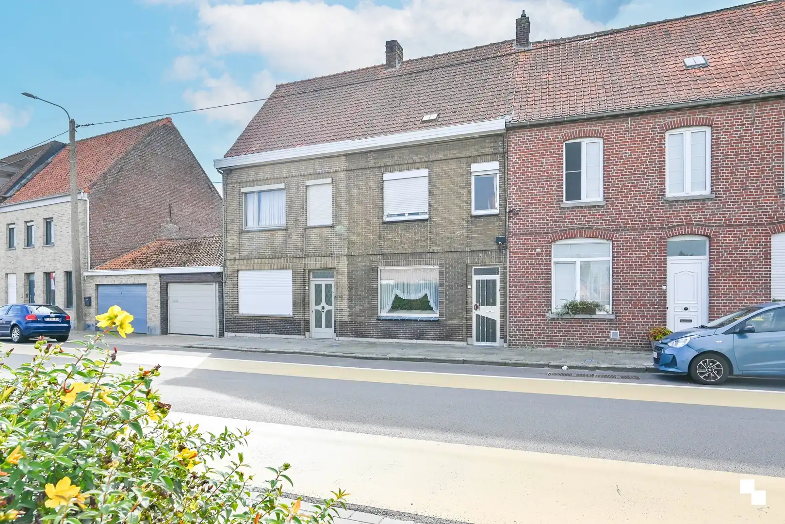 Hoofdfoto van de publicatie: Te renoveren woning met dubbele garage in Oostrozebeke