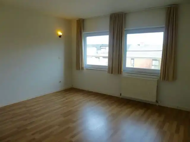 Genk, Jan Habexlaan 7 bus 22: Ruim en degelijk appartement appartement met 2 slaapkamers, ondergrondse autostaanplaats en zuidgericht terras. foto 8