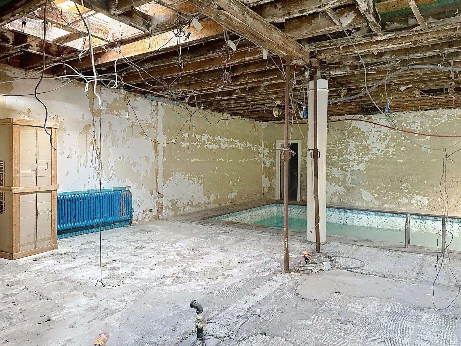 Commercieel pand in casco toestand met garage en parkings foto 13