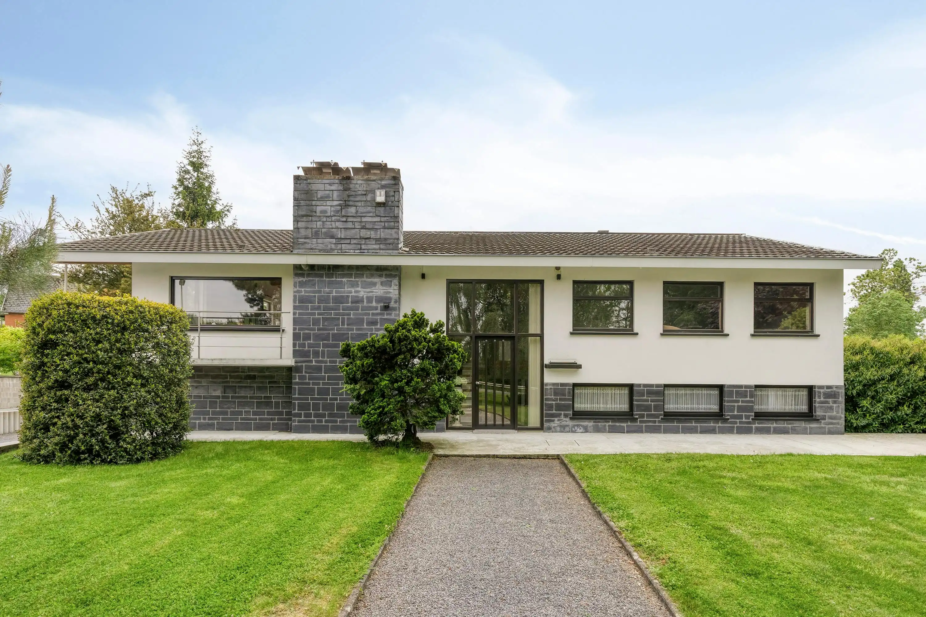Hoofdfoto van de publicatie: Villa op ruim perceel in Ronse te koop! 