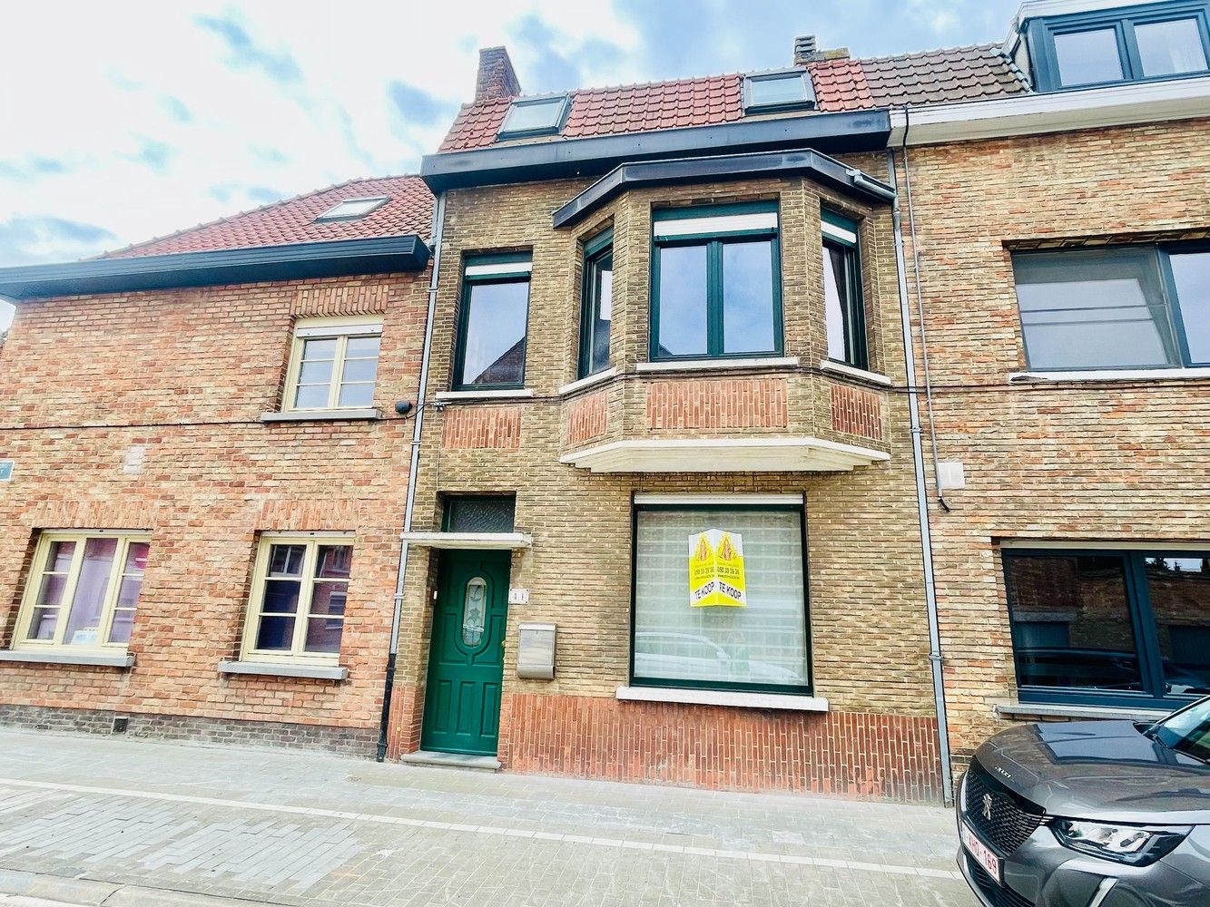 Vooraan Sint-Pieters  Ruim Burgerhuis met zuidgerichte tuin en garage van 70m² foto {{pictureIndex}}