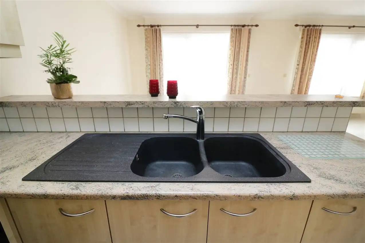 Gelijkvloers wonen met tuintje en autostaanplaats in centrum foto 14