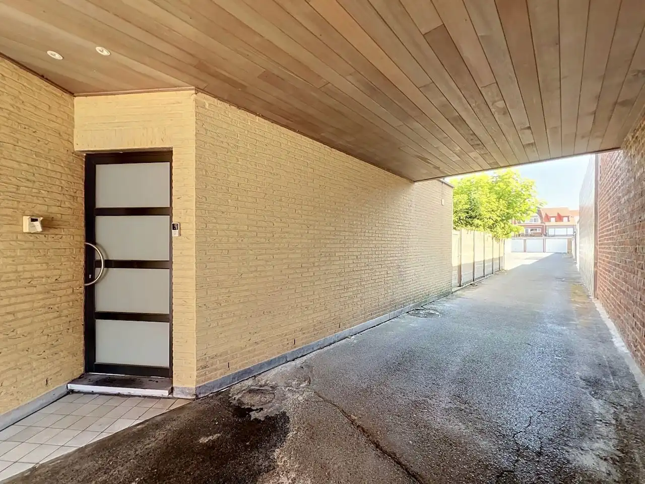 Afgesloten garagebox gelegen in de Pannenstraat foto 5