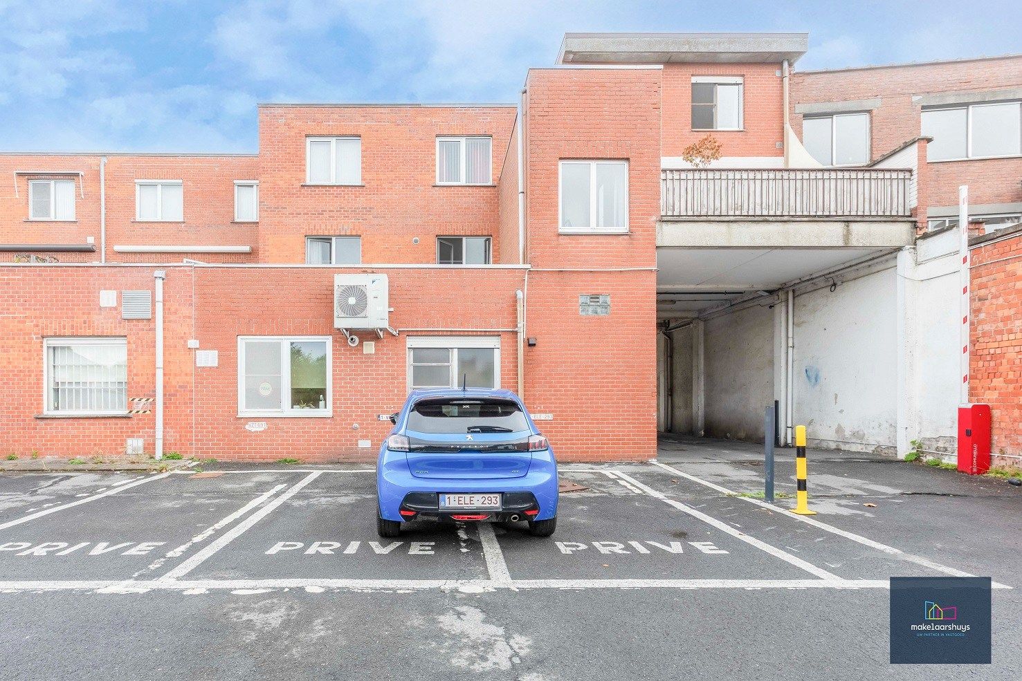 Instapklare woning in rij  met zonneterras en 2 staanplaatsen foto 24