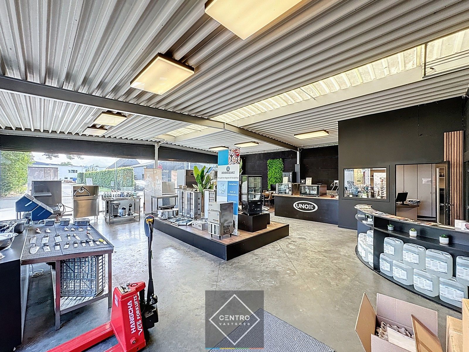 BEDRIJFSPAND te koop op AAA-locatie! Verwarmd MAGAZIJN/TOONZAAL met burelen en instapklare WONING te Brugge (Sint-Michiels). foto 2