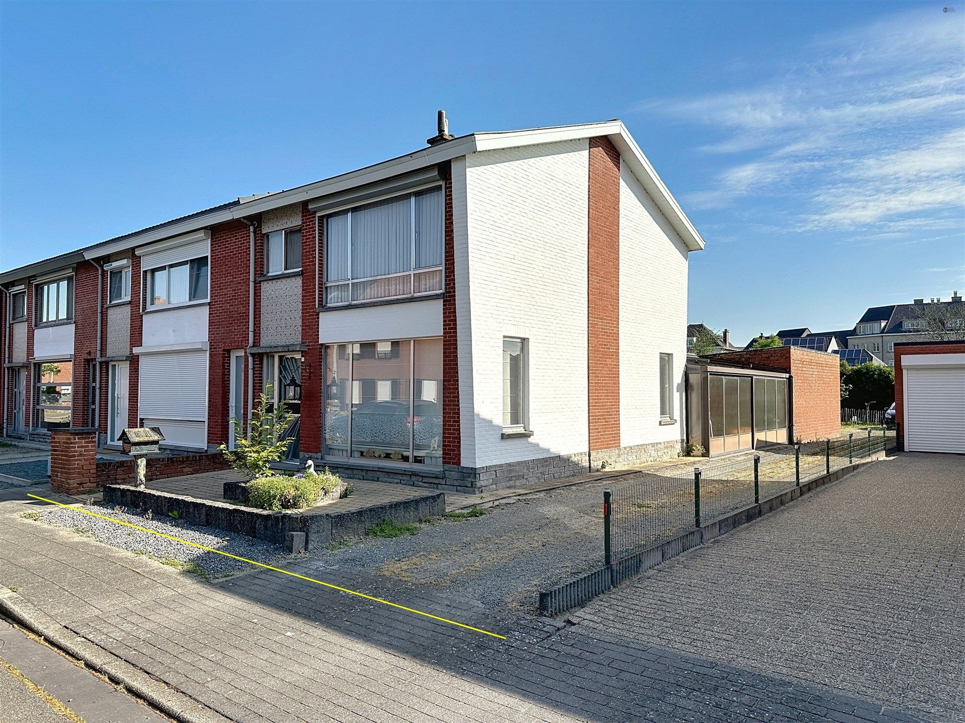 Hoofdfoto van de publicatie: Charmante half open bebouwing met 3 slaapkamers en garage!