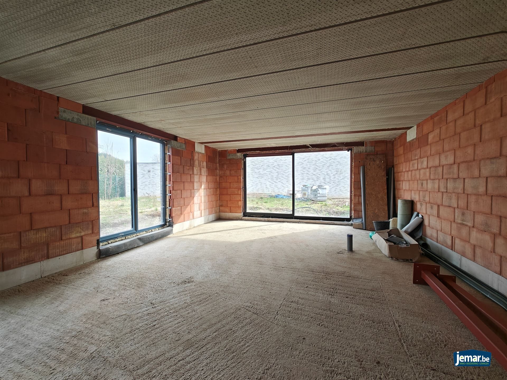 Zeer ruime casco woning in Leut, volledig naar eigen smaak af te werken! foto 8