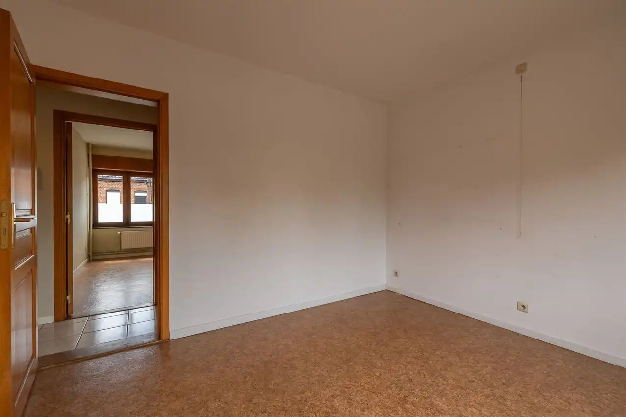Vier slaapkamers. Twee staanplaatsen. En achteraan een verrassende buitenplek met zuiderse patio-sfeer foto 21
