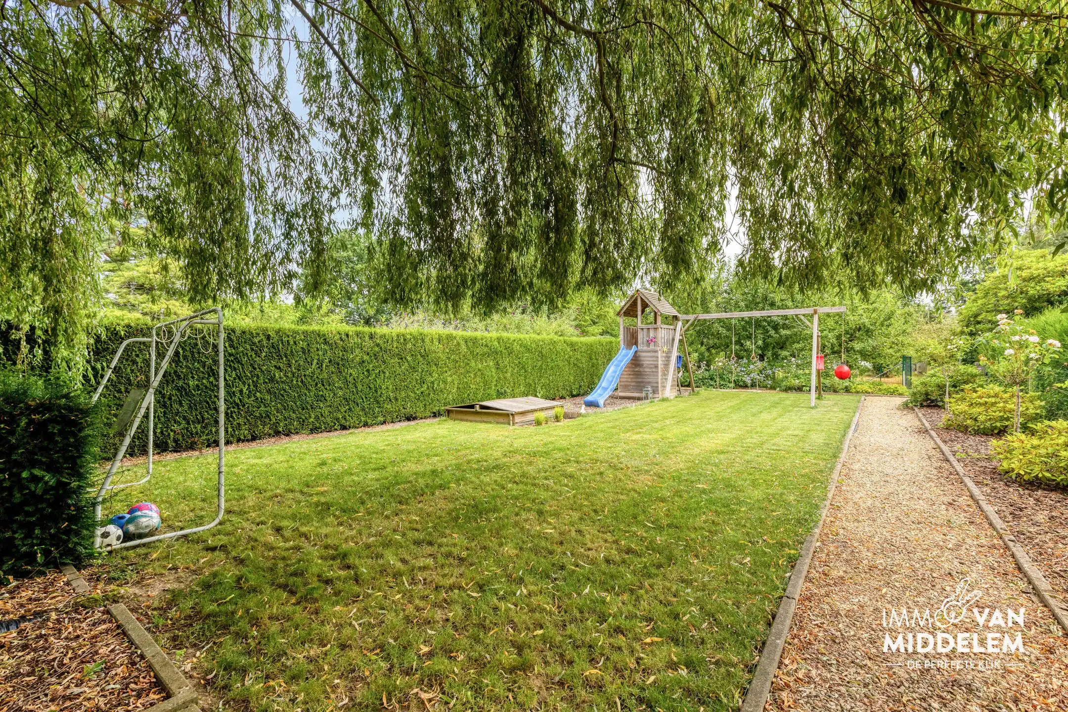 RUIME BUNGALOW MET 4 SLAAPKAMERS, GARAGE EN TUIN foto 2