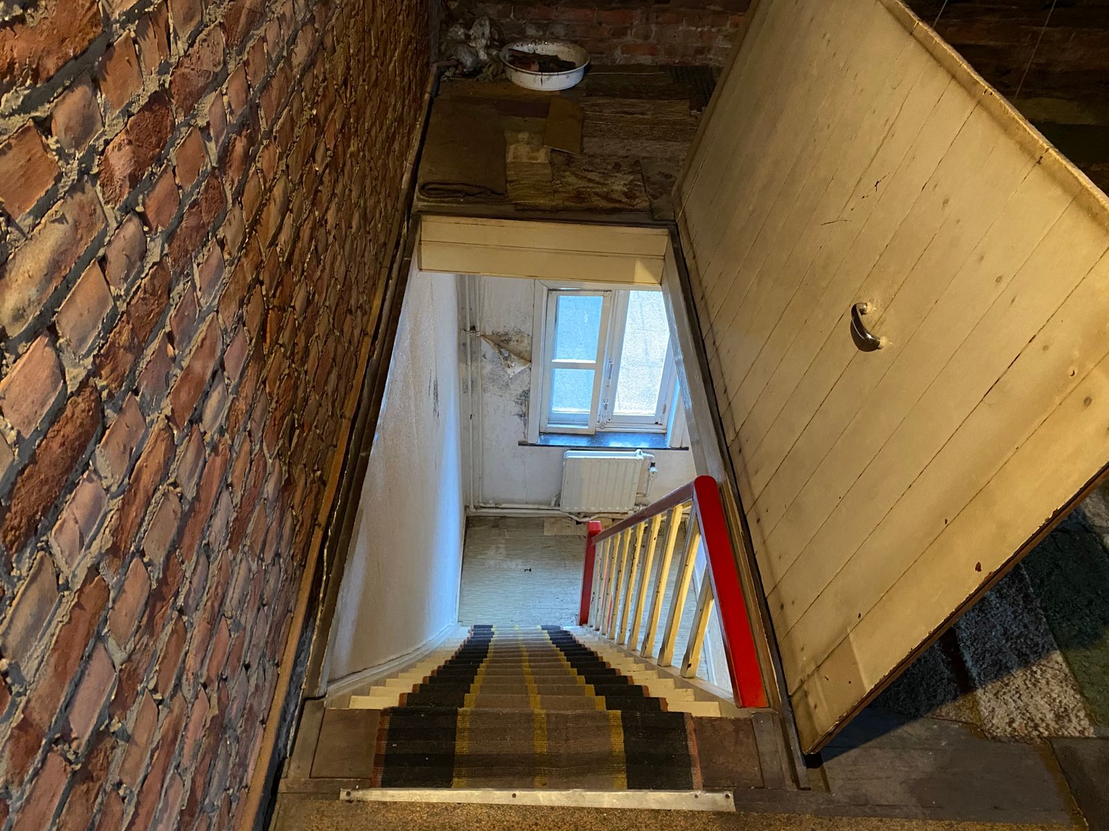 Zeer goed gelegen te renoveren woning foto 13