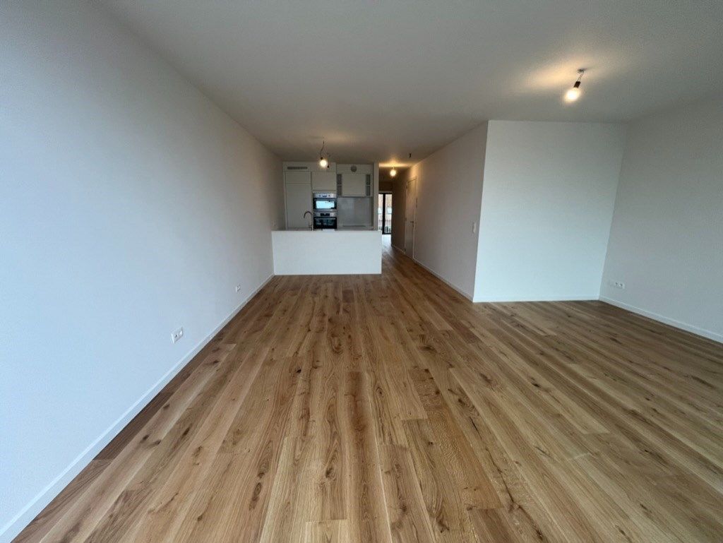 ONGEMEUBELD - Nieuwbouw appartement met 2 slaapkamers gelegen op de Lippenslaan te Knokke (integraal geschilderd). foto 2