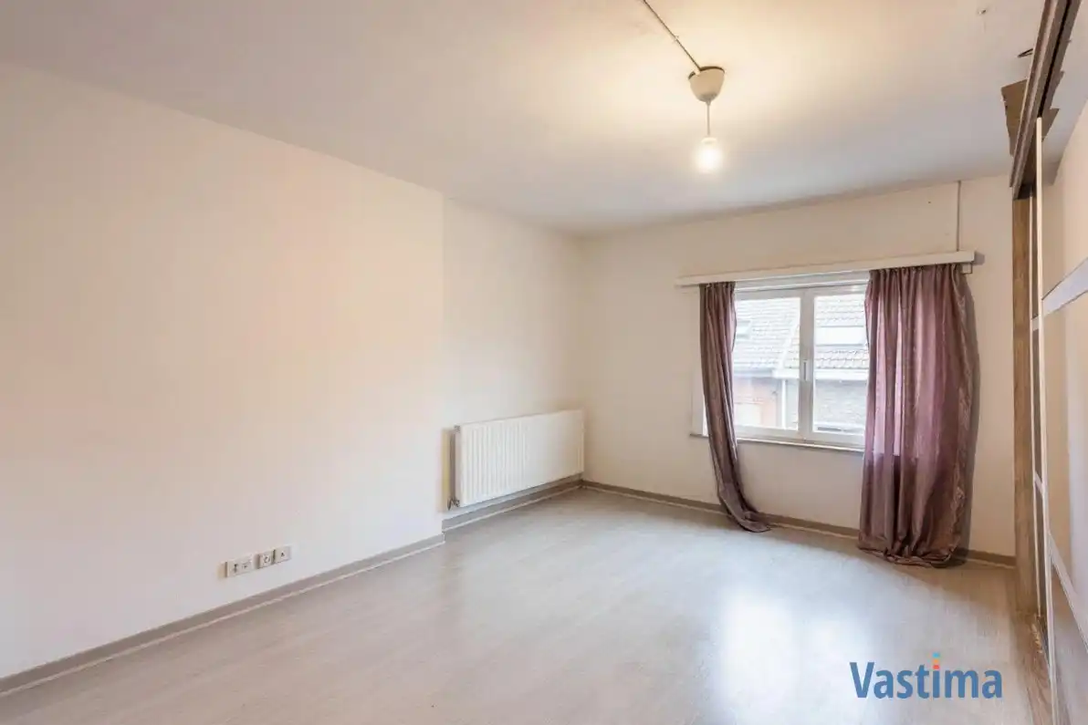 Deels gerenoveerde rijwoning met tuin nabij centrum Lebbeke foto 9