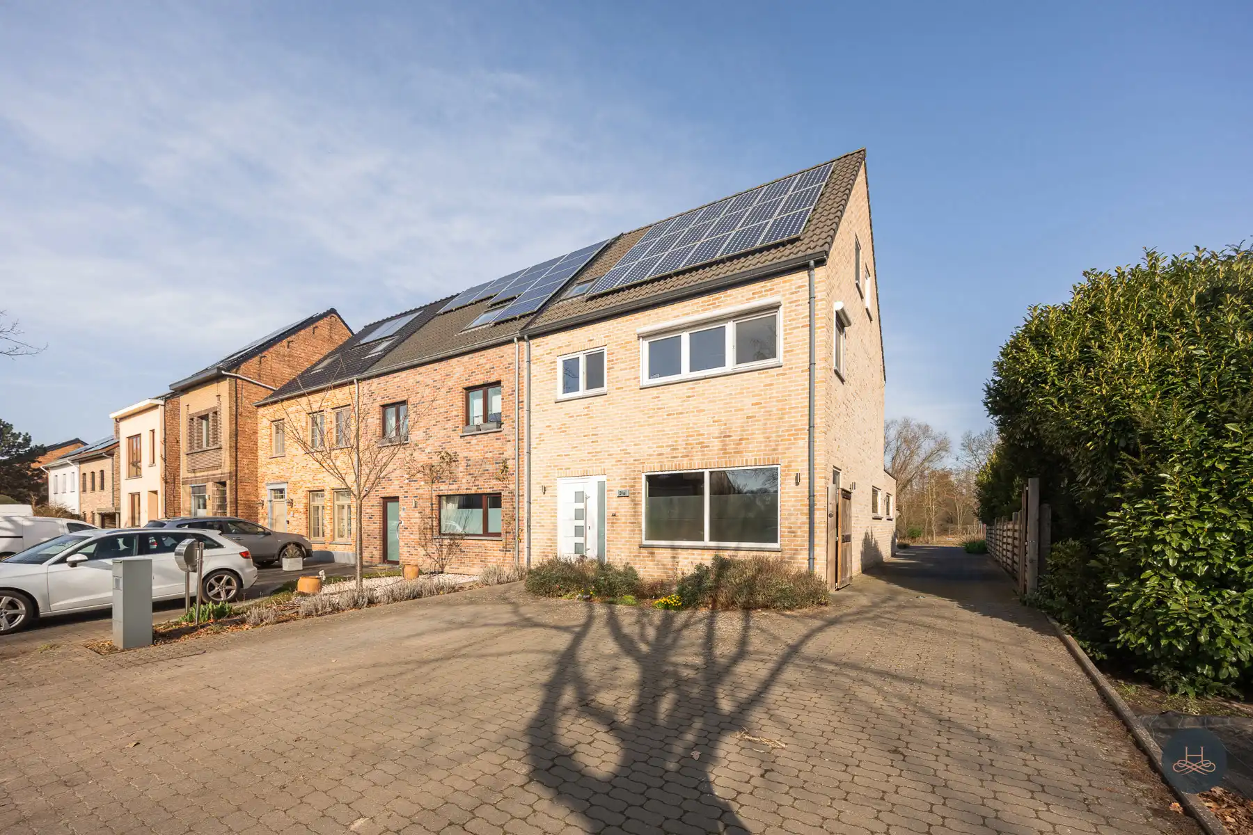 Recent energiezuinige halfopen woning op een royaal perceel foto {{pictureIndex}}