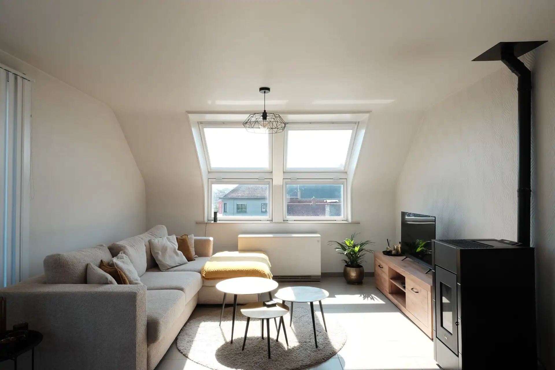 Gezellig dakappartement met 2 slaapkamers, terras en garage te Roeselare foto 2