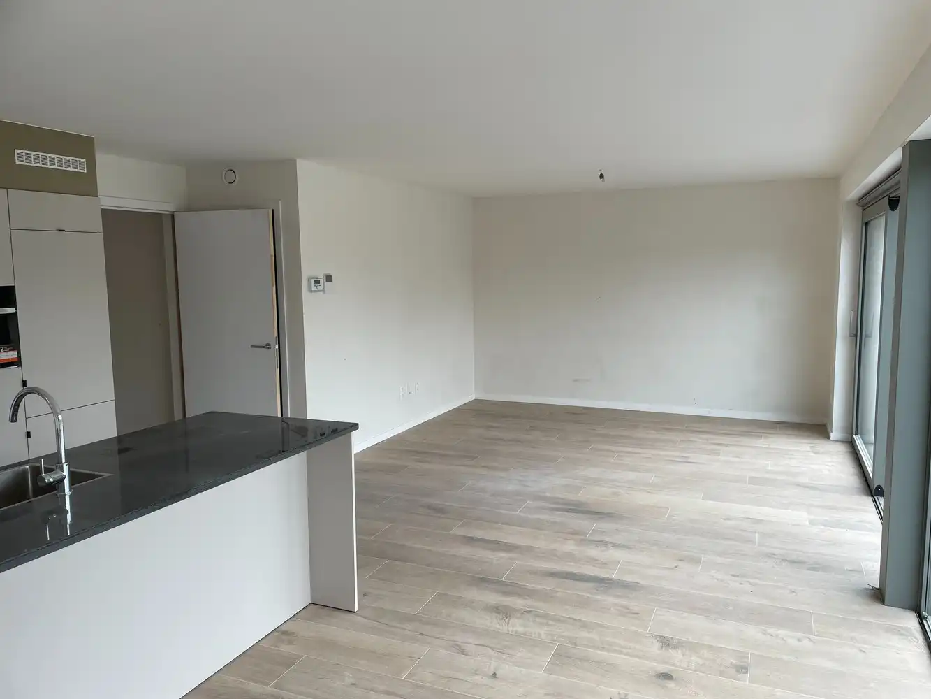 Prachtig nieuwbouw appartement van 3 jaar oud zéér rustig gelegen in het centrum met 2 slaapkamers en ruim terras. foto 4