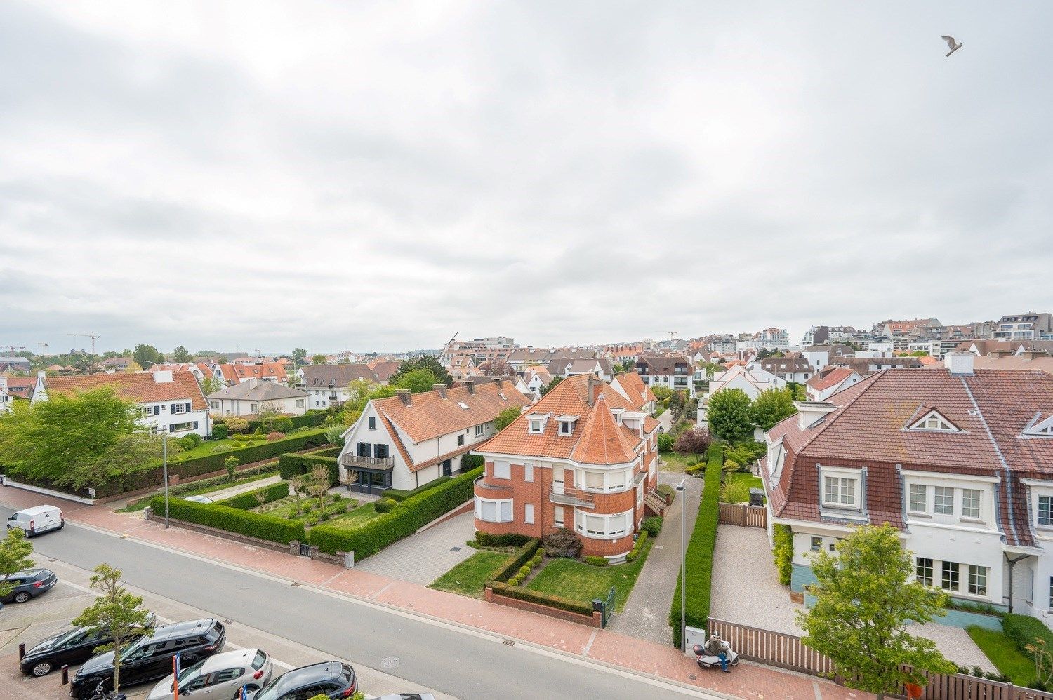 Prachtig gerenoveerd appartement met 2 slaapkamers en  open zicht over de Koningslaan te Knokke foto 4