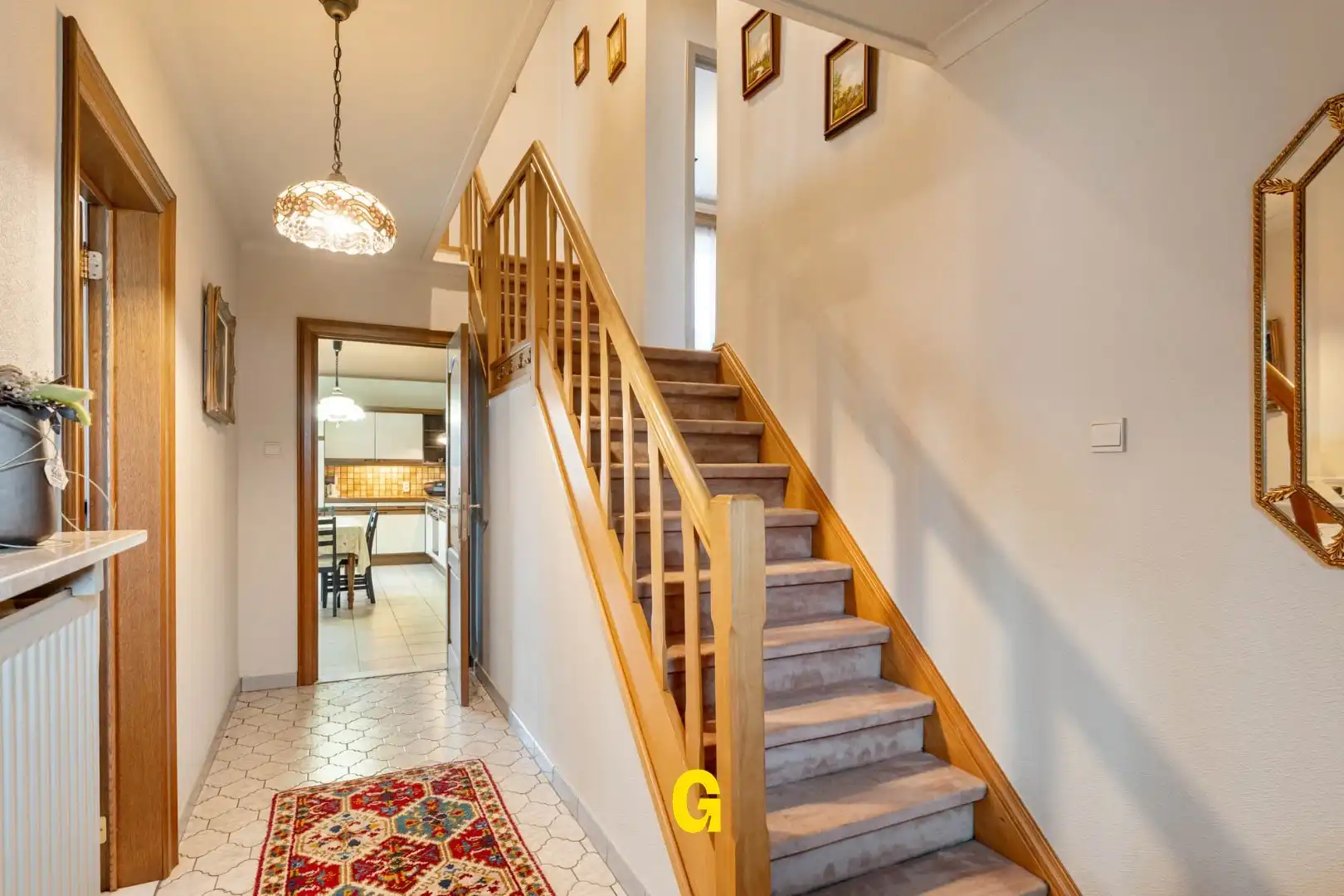 Te renoveren doch verzorgde halfopen woning met vier slaapkamers op 6a 43ca foto 3