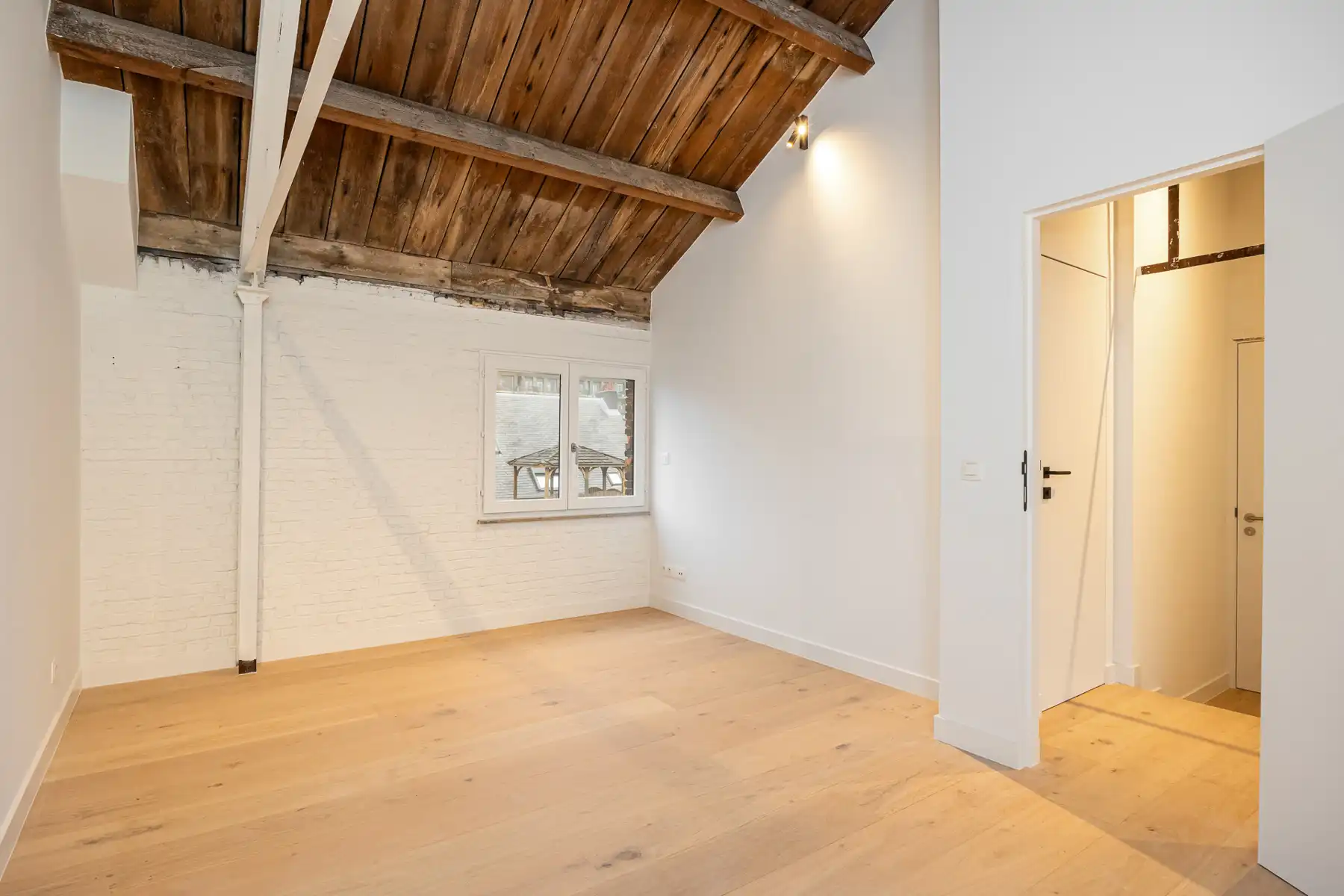 Uniek, gerenoveerd appartement foto 3