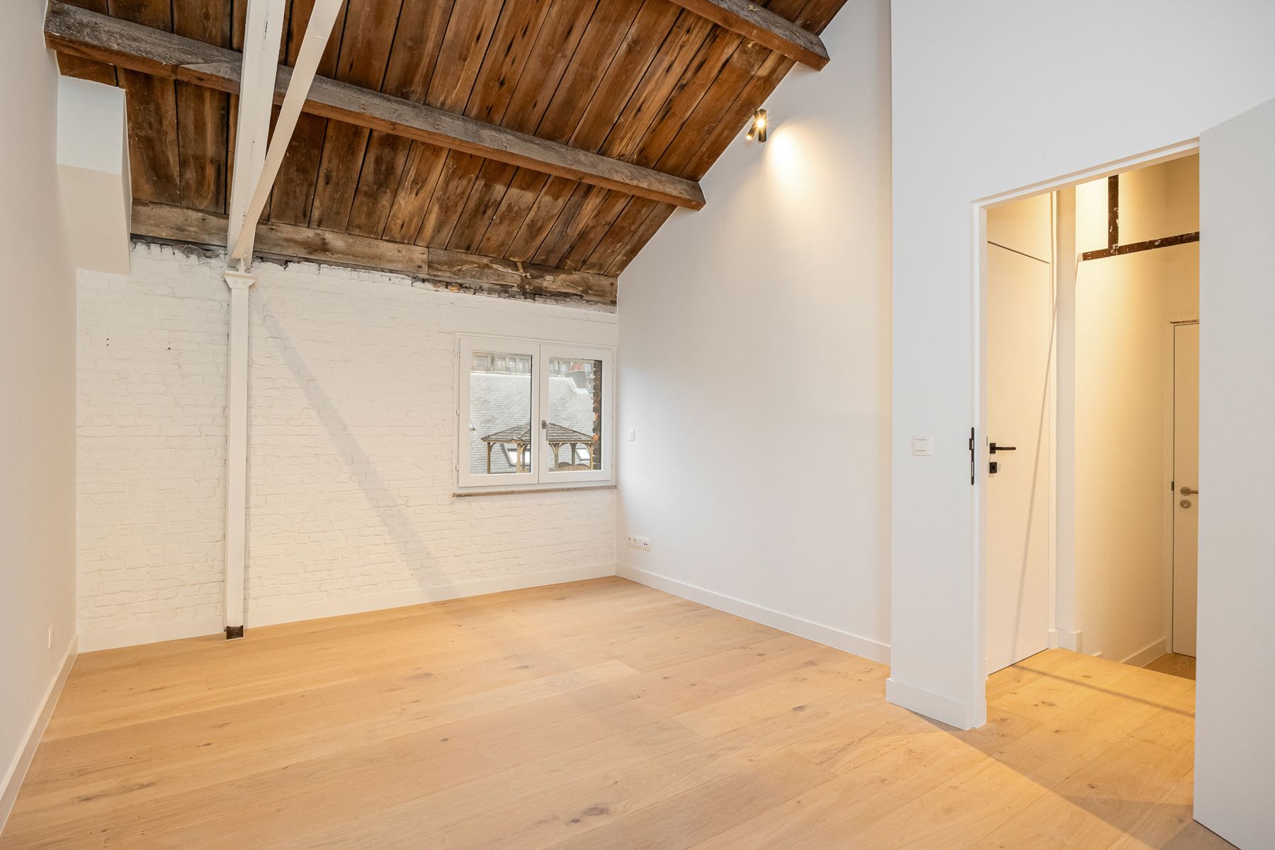 Uniek, gerenoveerd appartement foto 3