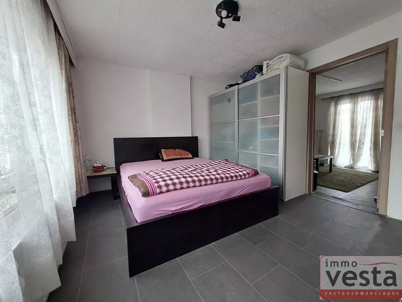 Rijwoning aan de stadsrand foto 8