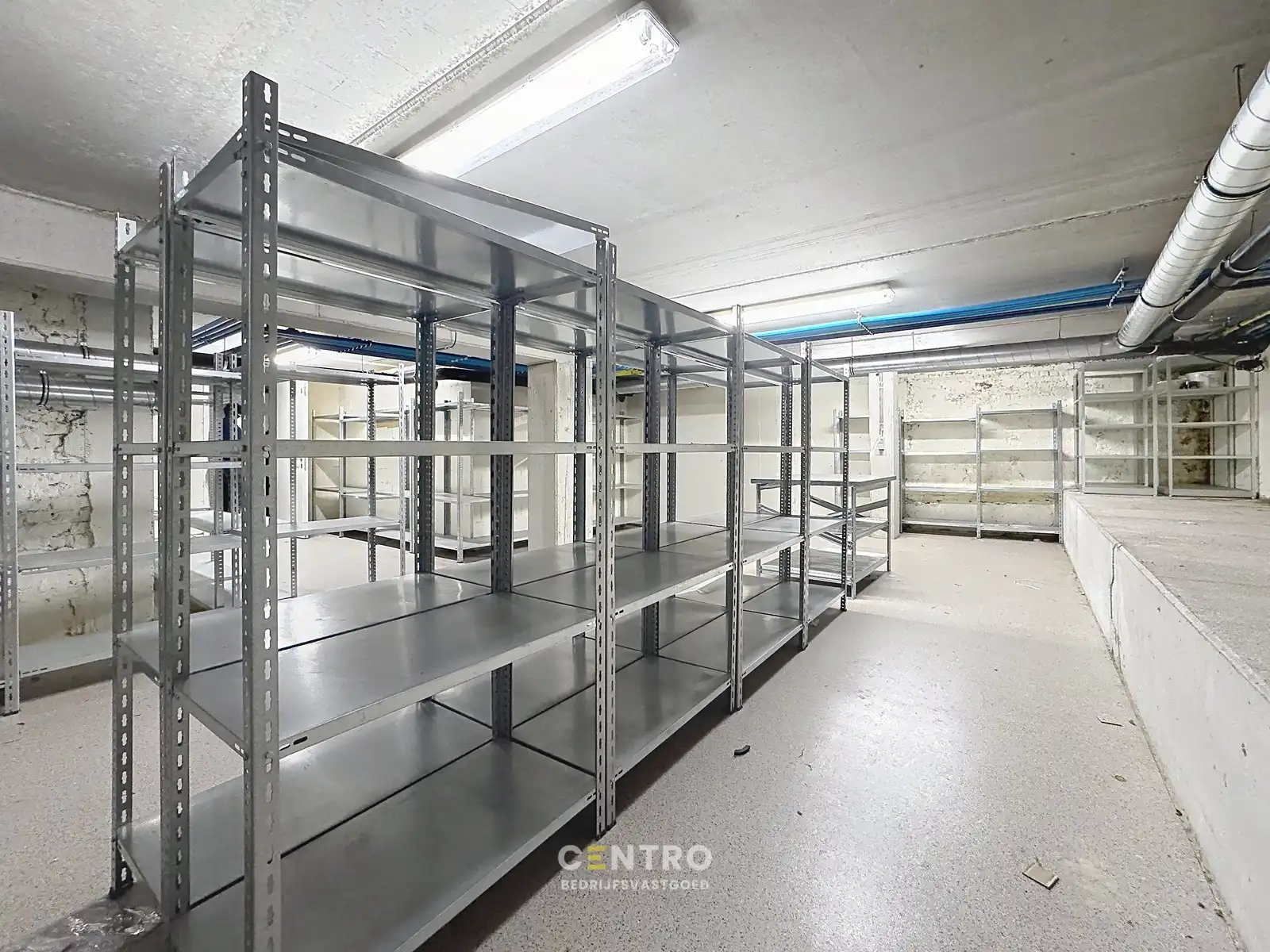 TE HUUR - Commerciële HANDELSRUIMTE (236m²) met KELDER (73m²) op topligging in het centrum van Eeklo foto 10