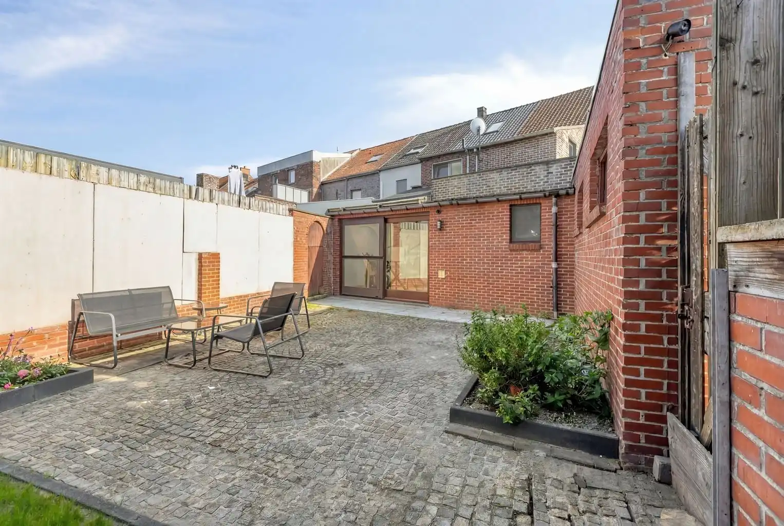 Gerenoveerde stadswoning met 2 slaapkamers, gezellige koer en ruime garagebox op wandelafstand van het centrum van Maaseik. foto 12