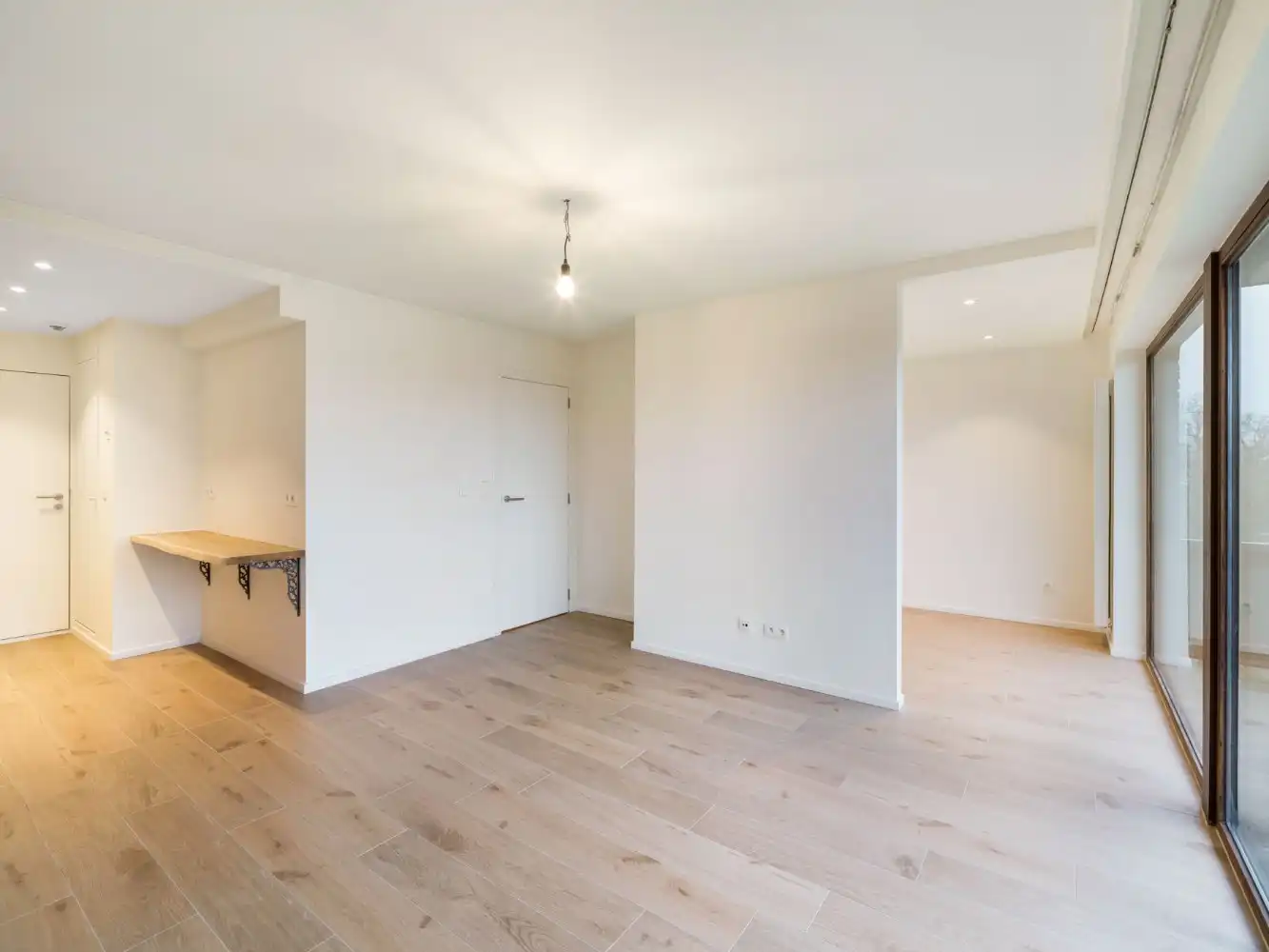 Gerenoveerde serviceflat op 4e verd. met 1 slpk. en terras foto 4