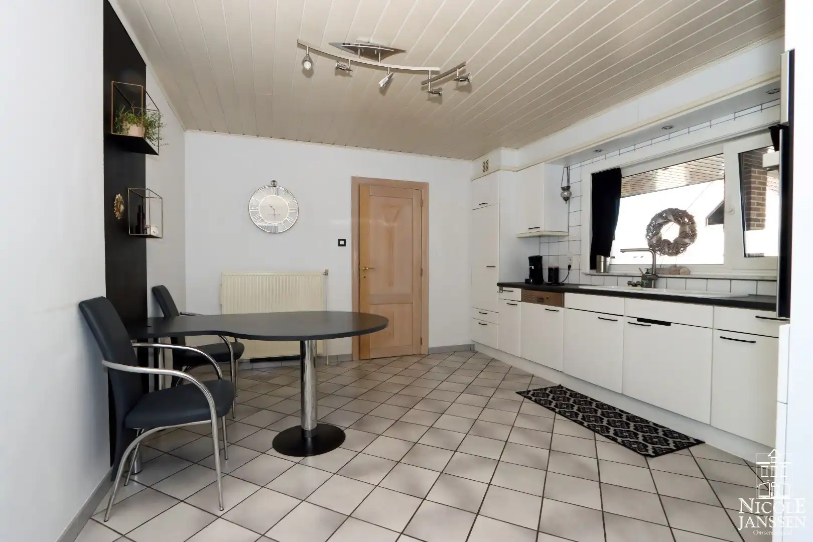 Instapklare gezinswoning met drie slaapkamers, twee badkamers, grote kelder en vrijstaande garage foto 9