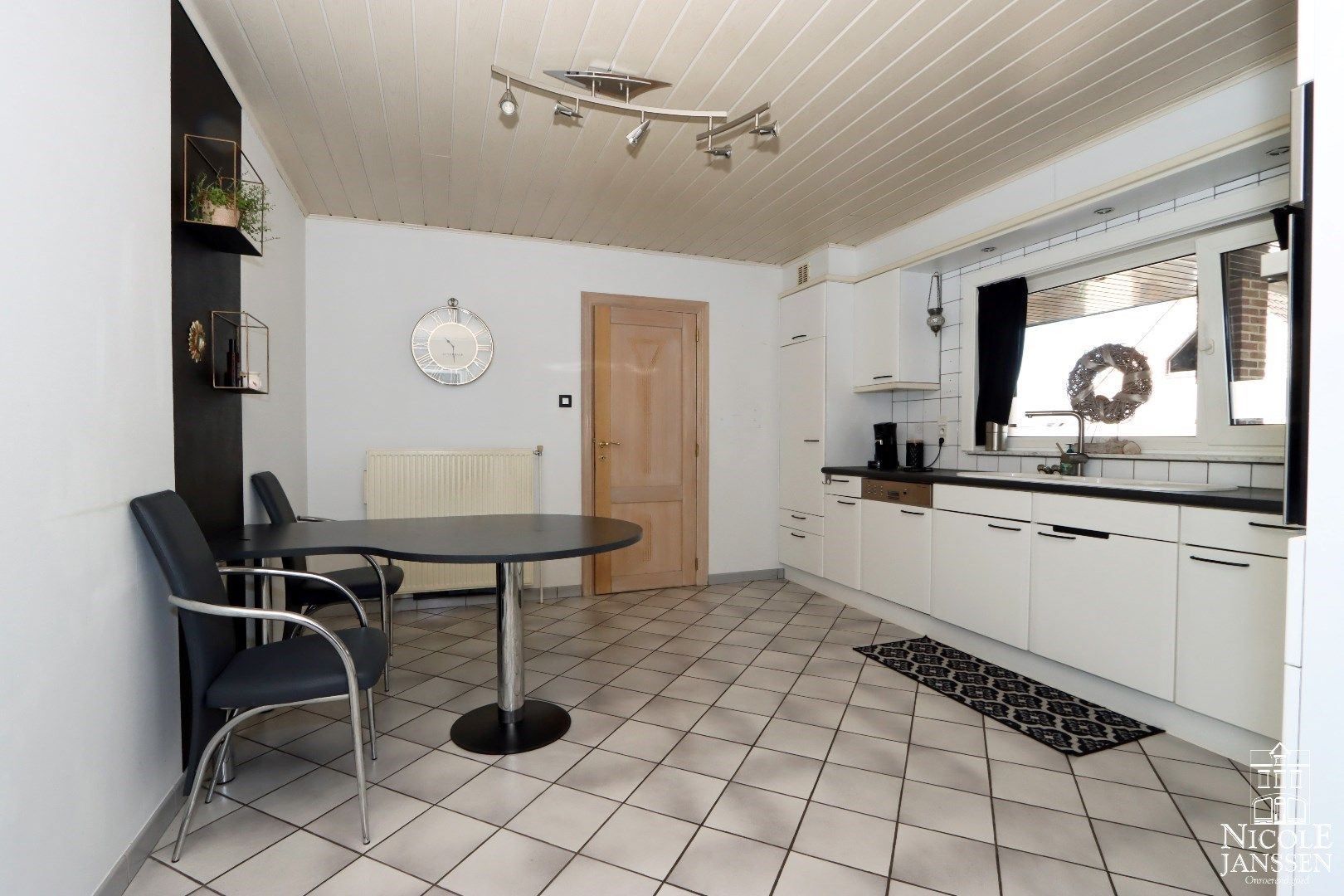 Instapklare gezinswoning met drie slaapkamers, twee badkamers, grote kelder en vrijstaande garage foto 9