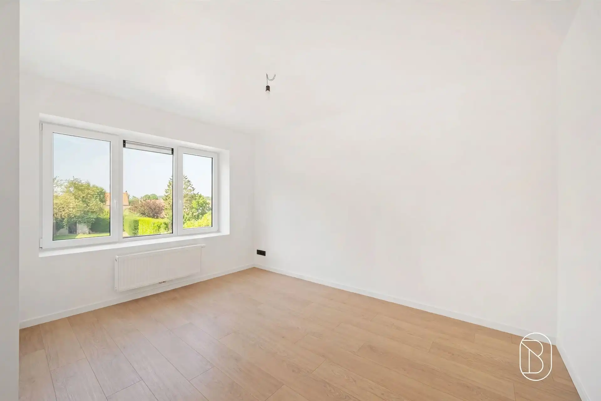 Charmant gerenoveerde woning met grote aangename tuin en handige oprit. foto 13
